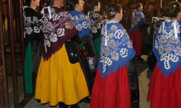 Desfile del traje típico torrejoncillano en JATO