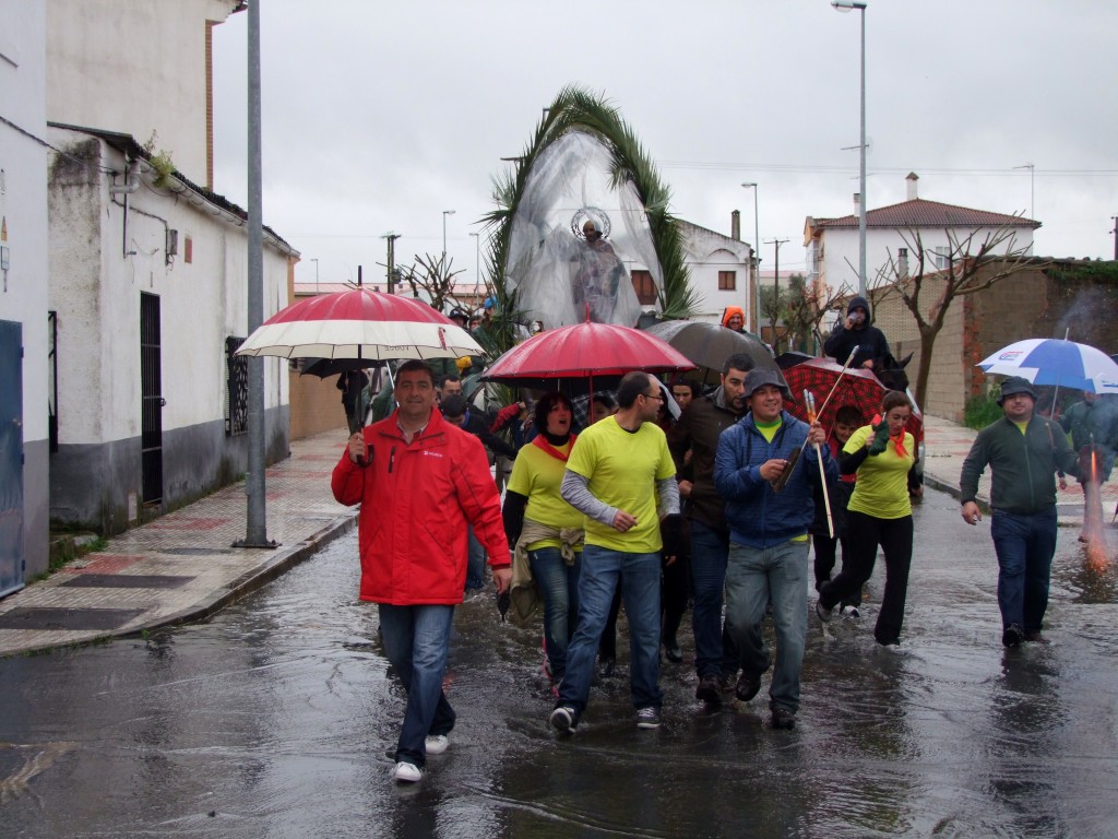 San Pedro a su llegada a Torrejoncillo por la Plaza de La Encamisá - ISMAEL DUARTE