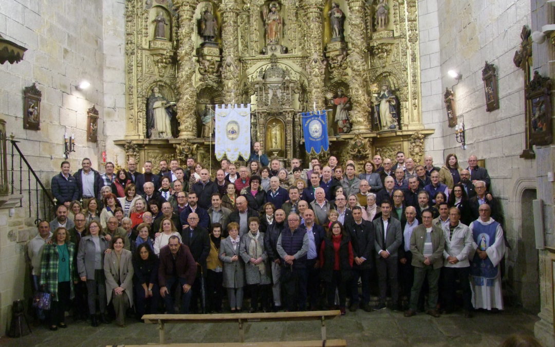 Antiguos y actuales directivos de Paladines de la Encamisá celebran el 50 Aniversario de la Asociación.