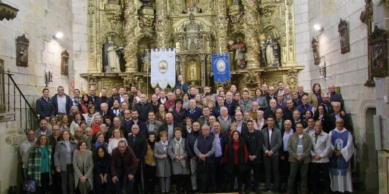 Antiguos y actuales directivos de Paladines de la Encamisá celebran el 50 Aniversario de la Asociación.