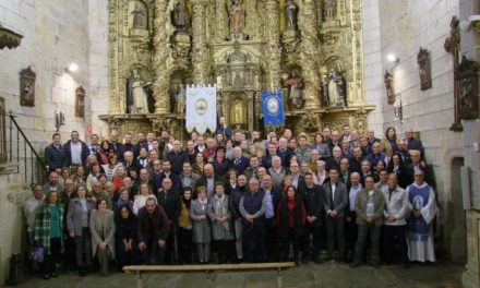 Antiguos y actuales directivos de Paladines de la Encamisá celebran el 50 Aniversario de la Asociación.