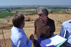 El consejero de Fomento, Víctor del Moral, durante la visita - GOBEX