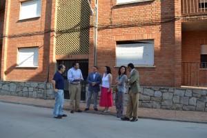 Consejero, alcalde y resto de compañeros visitaron las viviendas de los camineros - GOBEX