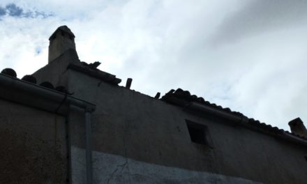 El temporal del fin de semana derriba parte de un tejado en Torrejoncillo