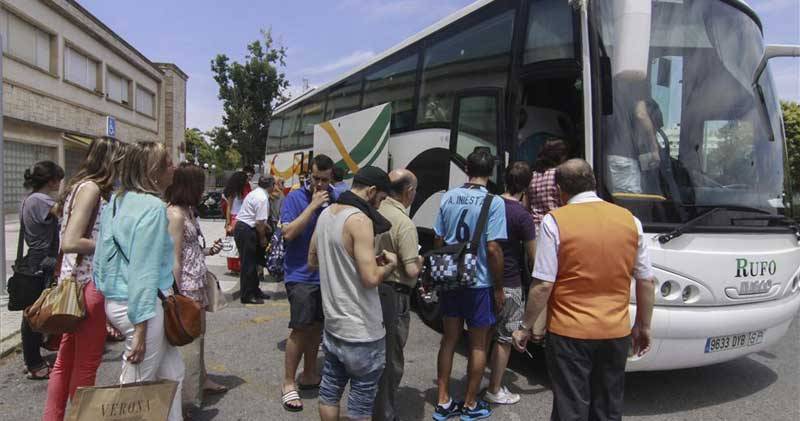 Los viajeros que esperaban en Cáceres fueron trasladados a sus destinos en autobús tras quedar cortada la vía, ayer - FRANCIS VILLEGAS