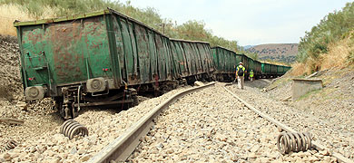 Así quedó el tren de mercancías en el tramo ferroviario entre Mérida y Plasencia - MARISA NÚÑEZ