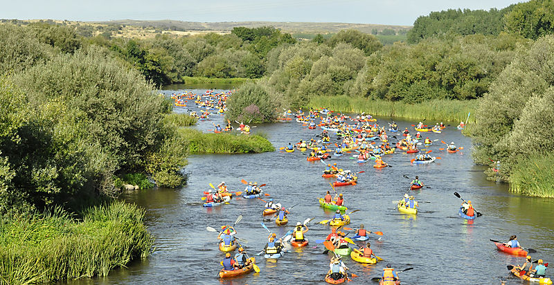 El descenso del río Alagón se acompaña en esta edición de visitas turísticas y promociones en alojamiento