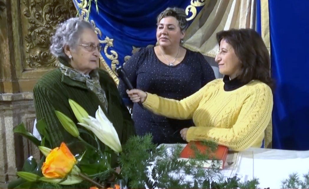 Vídeo entrevista a las camareras de María y montadoras del trono de la Virgen – Encamisa 2014