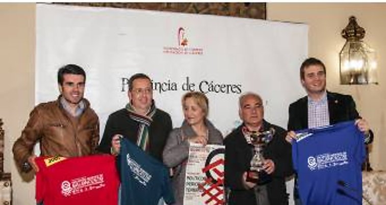 Políticos, periodistas y toreros disputan un partido de baloncesto solidario a favor de Feafes Cáceres