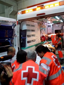 Foto: Gloria Gil. Momento en el que Emilo es subido a la ambulancia