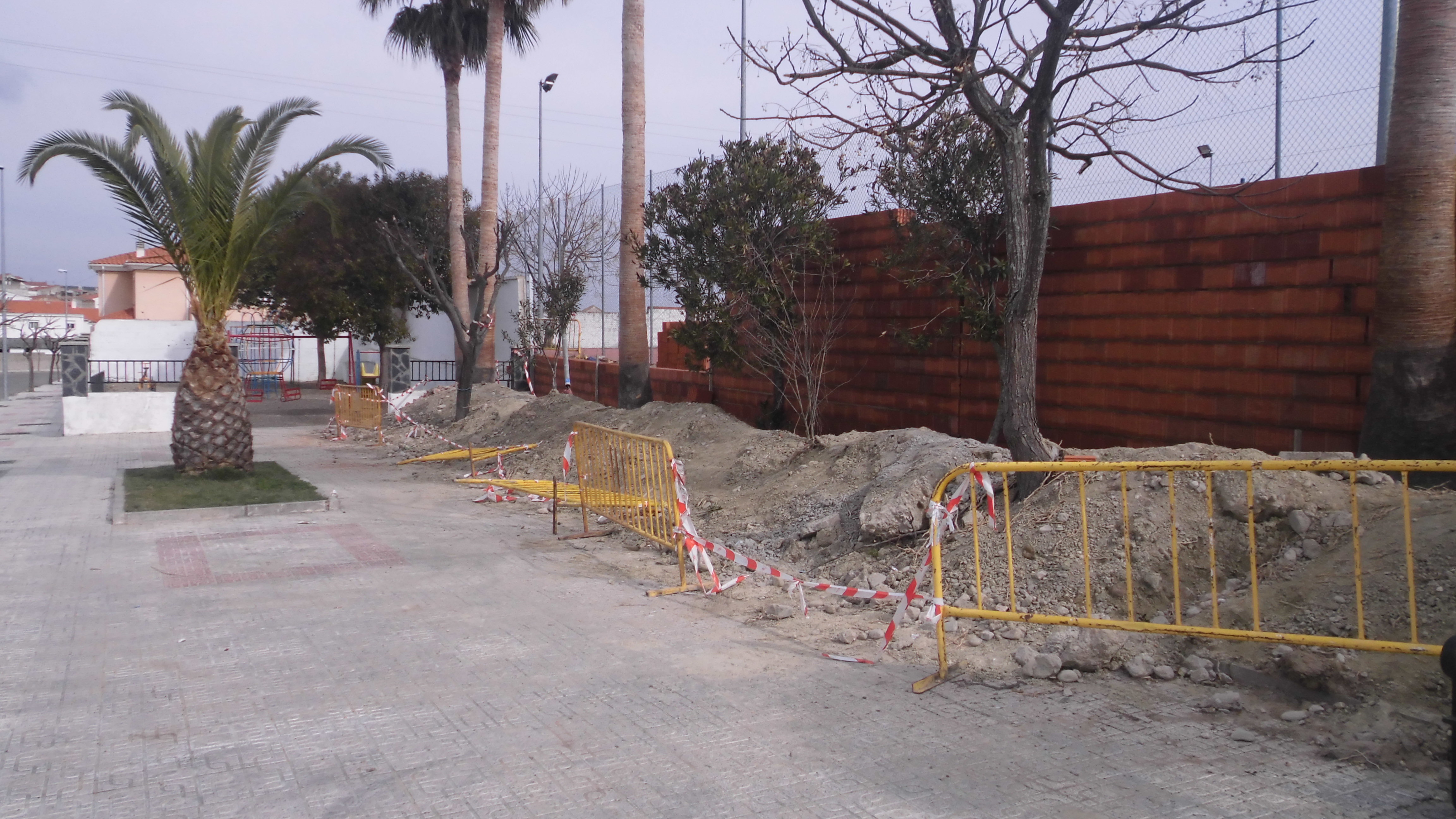 Avanzan las obras de mejora de cerramiento del Polideportivo Municipal