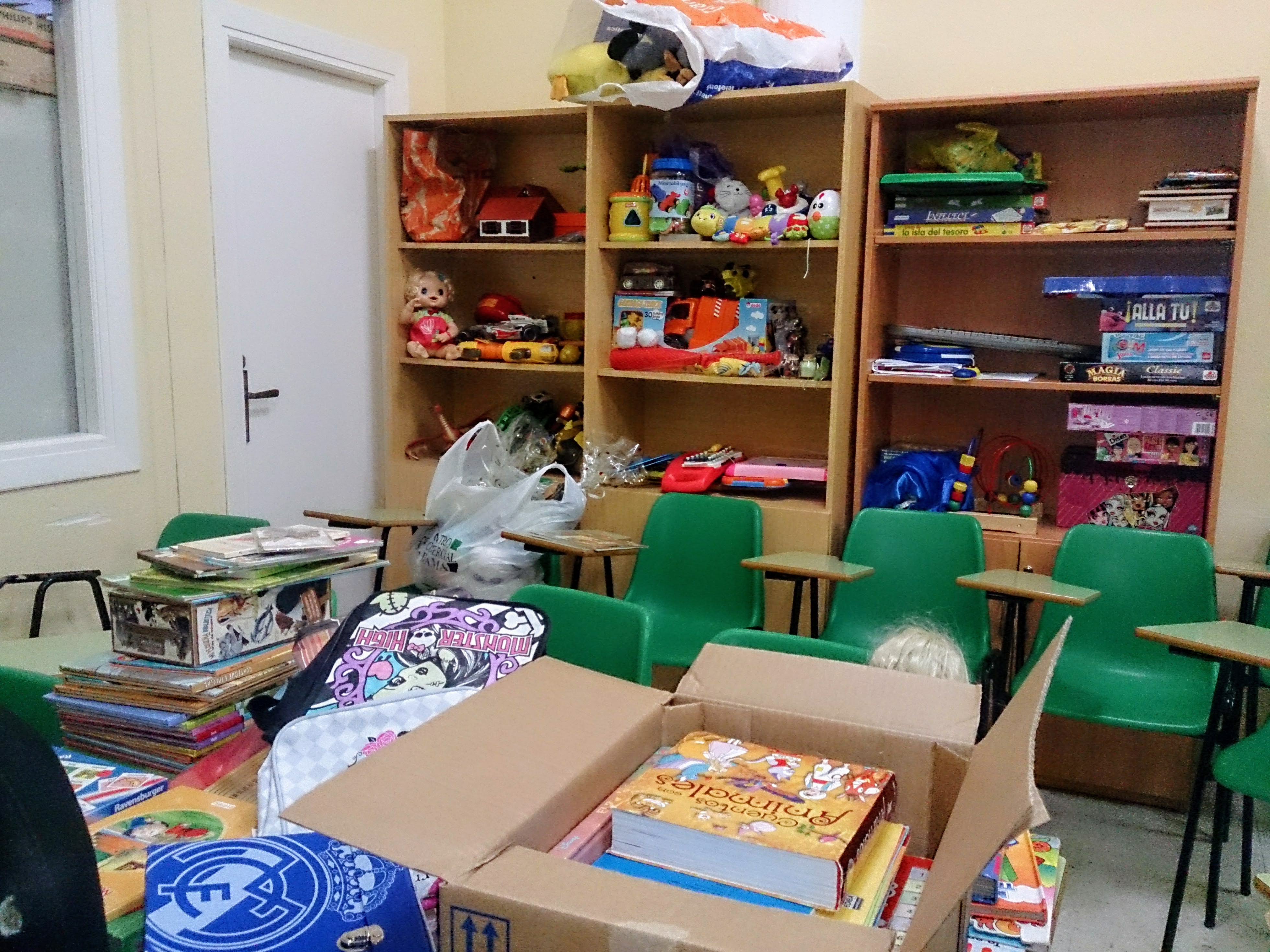 PSOE de Torrejoncillo hace entrega de los juguetes y material de la I Campaña Solidaria.