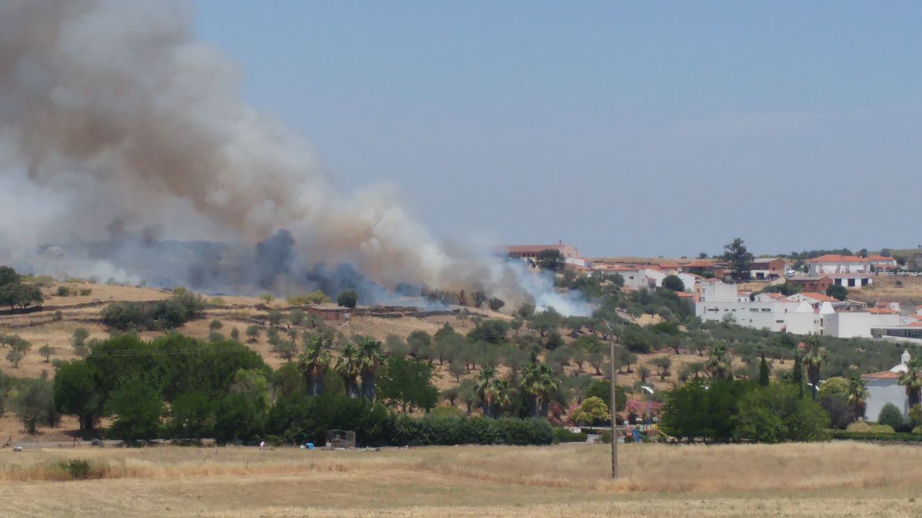 Fuego activo en las traseras del IESO en el momento de esta publicación