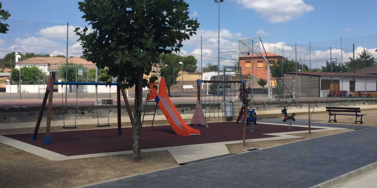 La Diputación rehabilita el parque infantil de Portaje y lo adapta para evitar encharcamiento en épocas de lluvia