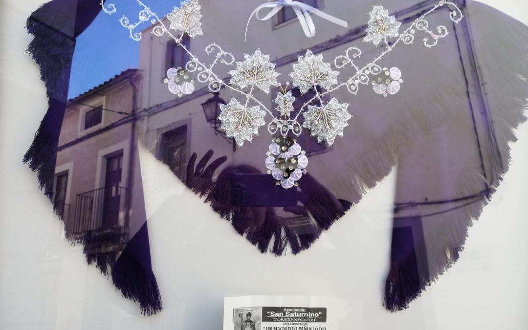 Entregado el Pañuelo del Gajo que rifaba la Asociación de San Saturnino