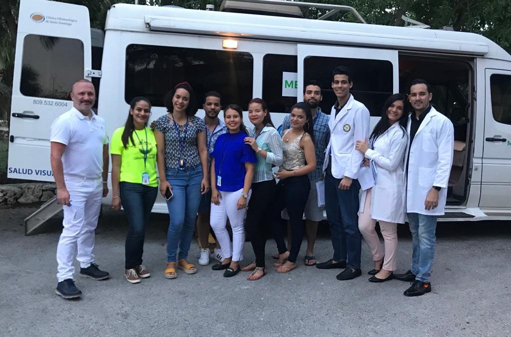 Enrique Santos se encuentra formando en República Dominicana a residentes de oftalmología