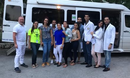 Enrique Santos se encuentra formando en República Dominicana a residentes de oftalmología