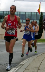 Juan Luis (de azul), volvió a mejorar su registro personal en todo un Campeonato de España - CEDIDA