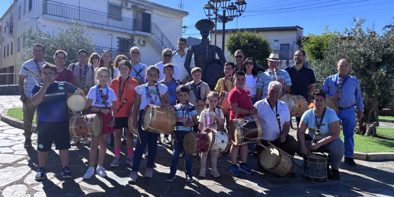 El tamboril y la gaita se hacen oír en la clausura de las dos primeras escuelas de tamborileros impulsadas por Diputación de Cáceres y la Federación de Folklore