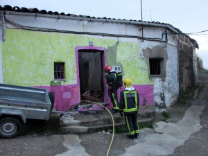 Una vivienda sale ardiendo en Torrejoncillo