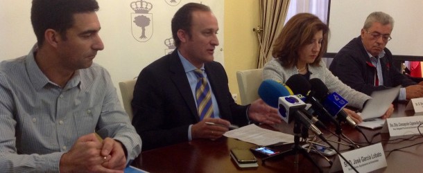 José Pedro Martín, a la izquierda, junto al alcalde de Almendralejo y la delegada provincial - COPE ALMENDRALEJO