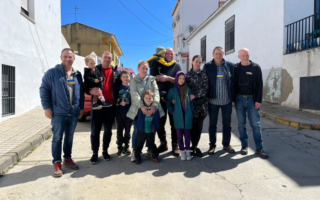 Una iniciativa ciudadana trae y acoge en  Valdencín a una familia de Ucrania