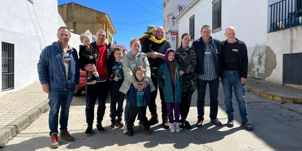 Una iniciativa ciudadana trae y acoge en  Valdencín a una familia de Ucrania
