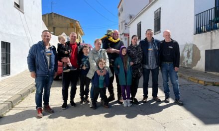 Una iniciativa ciudadana trae y acoge en  Valdencín a una familia de Ucrania