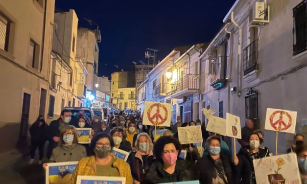 TORREJONCILLO RECLAMA “PAZ” Y GRITA “NO MÁS GUERRAS”