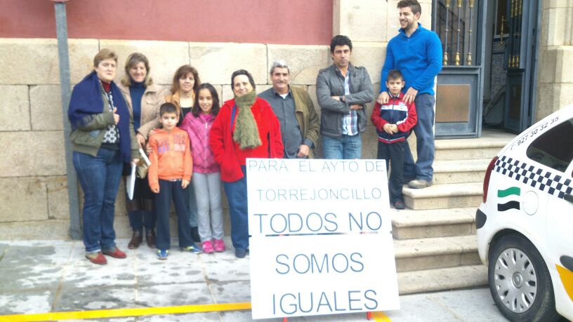 Trabajador municipal se manifiesta a las puertas del Ayuntamiento