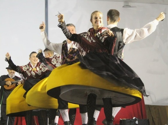 Las Medias virales que usa Coros y Danzas de Torrejoncillo