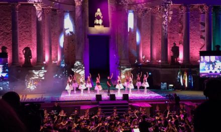 El Romano de Mérida recibió a varios Torrejoncillanos en participar en el día de Extremadura en su teatro.