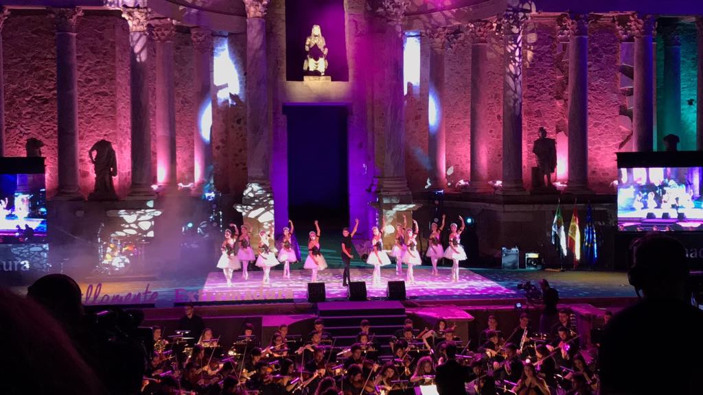 El Romano de Mérida recibió a varios Torrejoncillanos en participar en el día de Extremadura en su teatro.