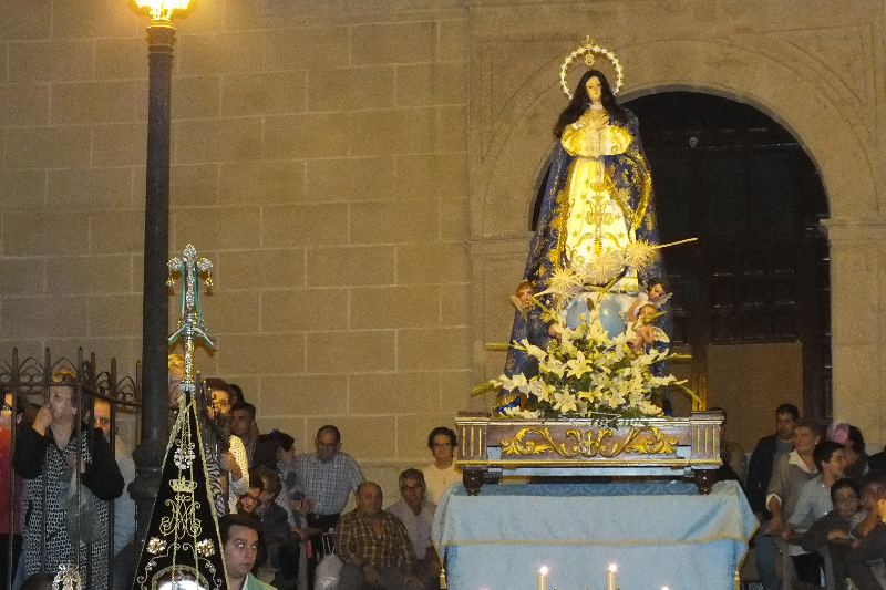 Imponen la medalla de la Virgen del Rocío, a nuestra Inmaculada en la Ofrenda a caballo.