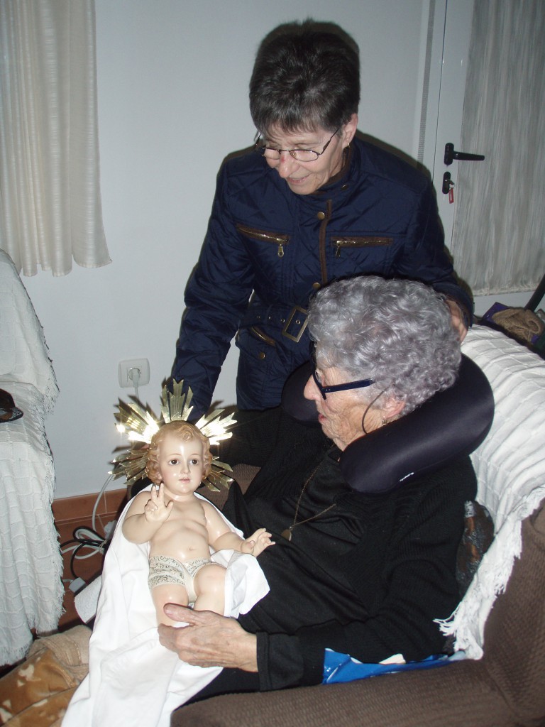 La pastoral de la salud de Torrejoncillo lleva el niño jesús a los mayores.