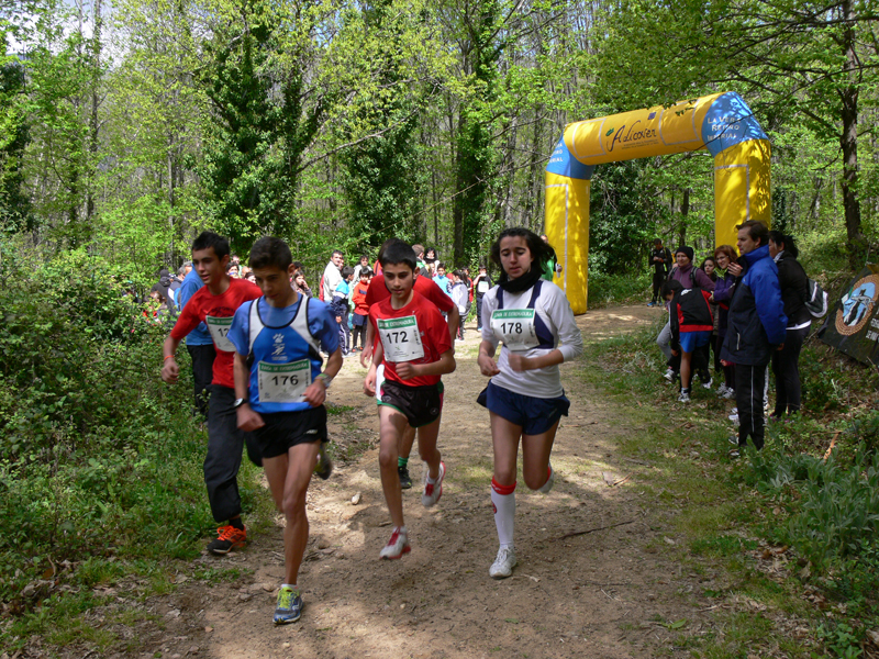 David Moreno (de azul) y Zambra Serradilla (a la derecha), campeones de Extremadura juvenil de carreras por montaña - FEXME