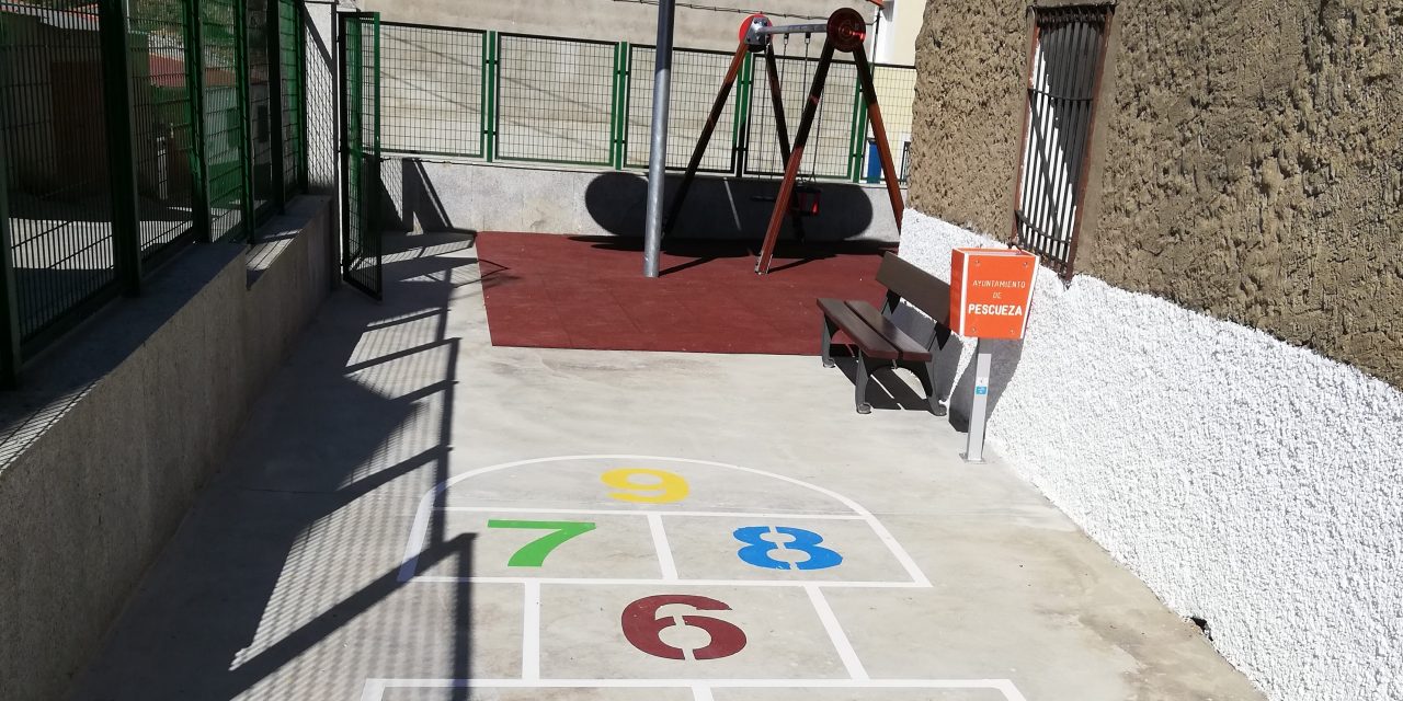 Pescueza estrena la rehabilitación y arreglo de su parque infantil