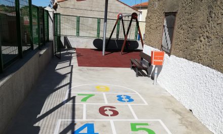 Pescueza estrena la rehabilitación y arreglo de su parque infantil