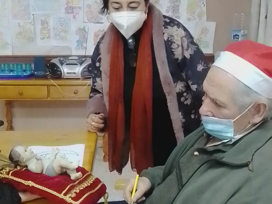 El grupo de la Pastoral de la salud de Torrejoncillo lleva el niño Jesús a los mayores del centro de día y  enfermos