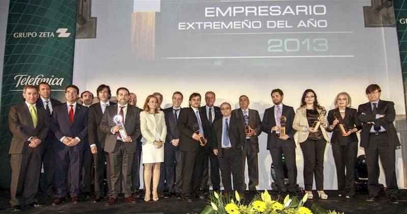Los ocho galardonados en la noche de la empresa extremeña junto a los autoridades y representantes del Grupo Zeta y El Periódico de Extremadura - FRANCIS VILLEGAS / J. M. RUBIO