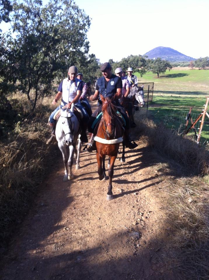 Caballistas de Torrejoncillo cabalgan en peregrinación a Guadalupe