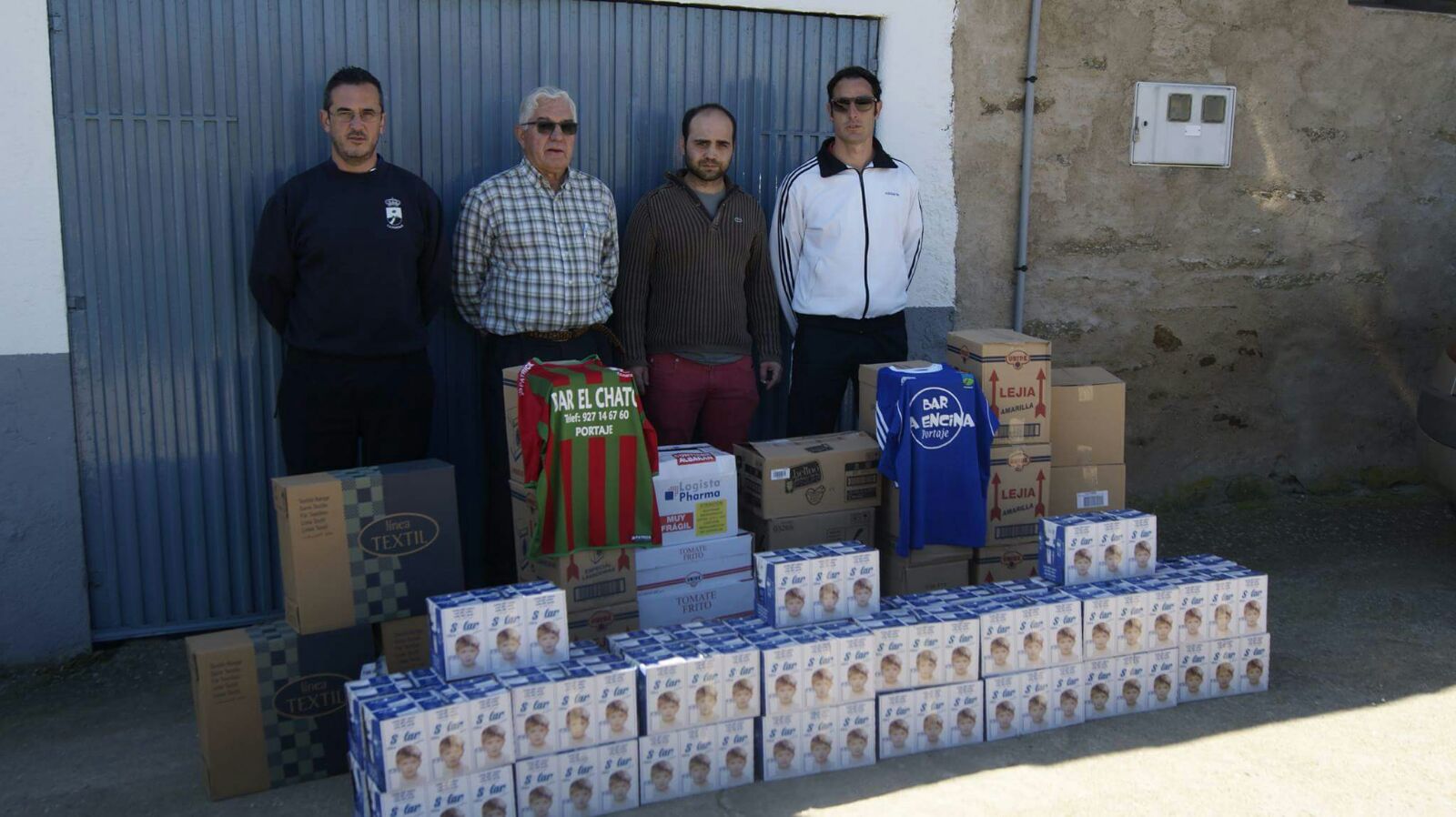 CD Portaje entrega su cesta solidaria a Cáritas