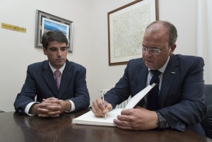 Foto: Gobex. Reunión de José Antonio Monago con Moisés Leví Paniagua, alcalde de Torrejoncillo.