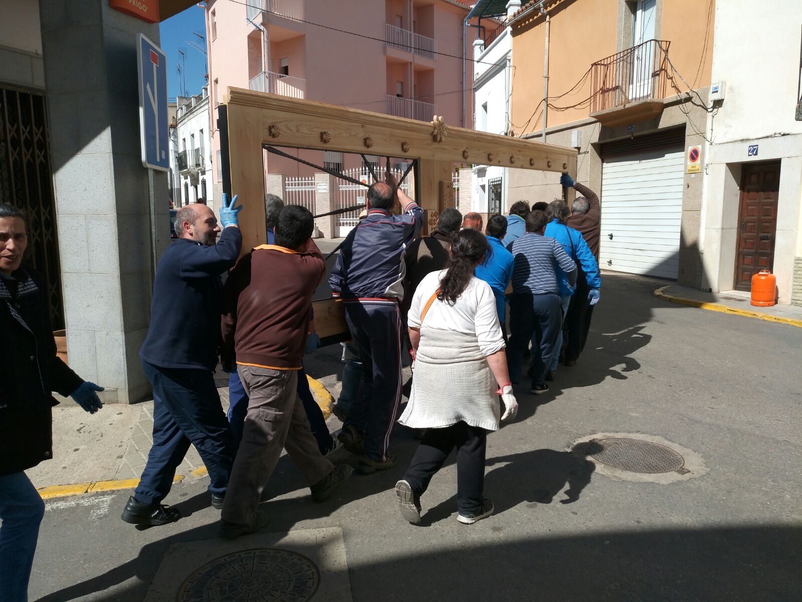 La Iglesia Parroquial de San Andrés Apóstol estrena  puertas nuevas