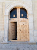 La nueva puerta de la Iglesia de San Andrés Apóstol ya está instalada