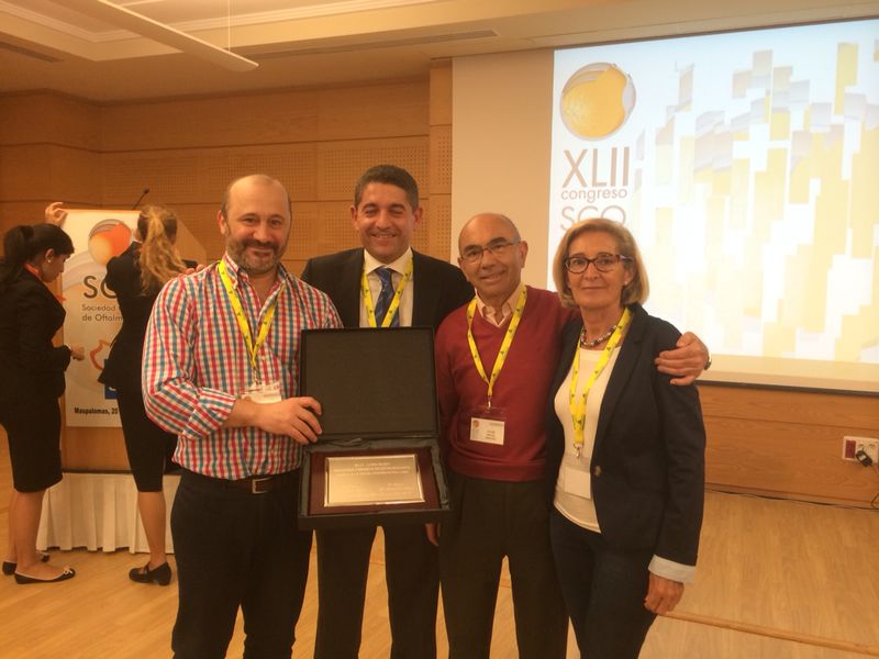 El médico torrejoncillano, Enrique Santos, recibe un premio en oftalmología