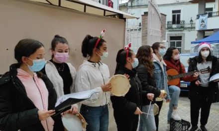 El alumnado del IESO de Torrejoncillo con los mayores de la Residencia de Torrejoncillo