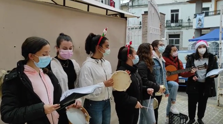 El alumnado del IESO de Torrejoncillo con los mayores de la Residencia de Torrejoncillo