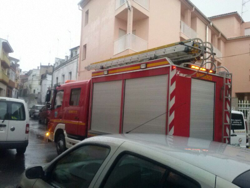 Presuntamente una máquina de oxígeno en la residencia Santa Isabel provoca un incendio y accidente de tráfico sin daños personales en la carretera de Coria