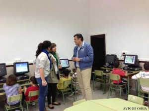 El alcalde y la delegada en Rincón del Obispo, junto a una monitora y niños - CEDIDA